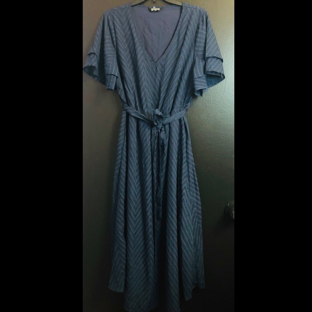 BloomChic Navy V-Neck Belted Midi Dress